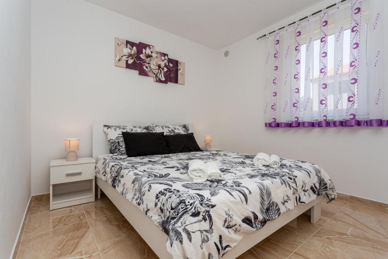 Apartment With A Private Swimming Pool, Garden & Bbq Gostinjac Esterno foto