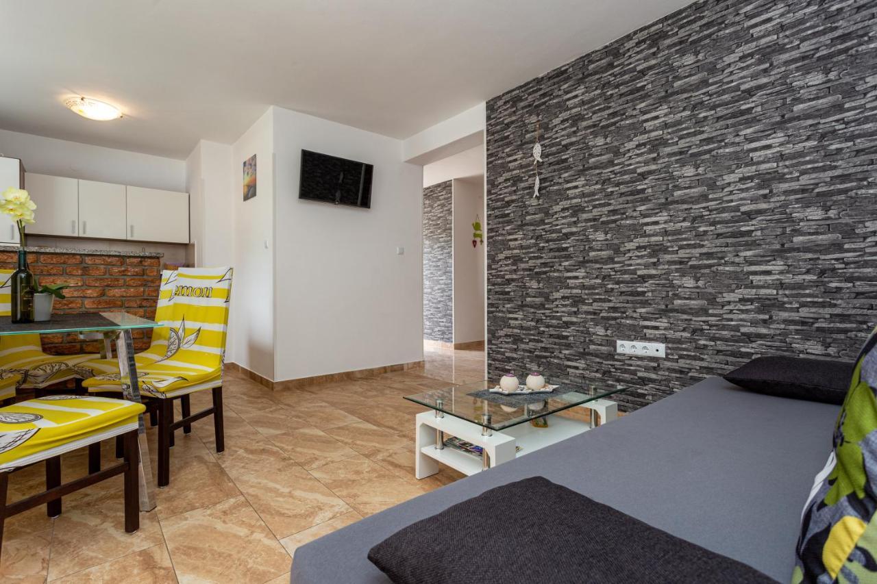 Apartment With A Private Swimming Pool, Garden & Bbq Gostinjac Esterno foto