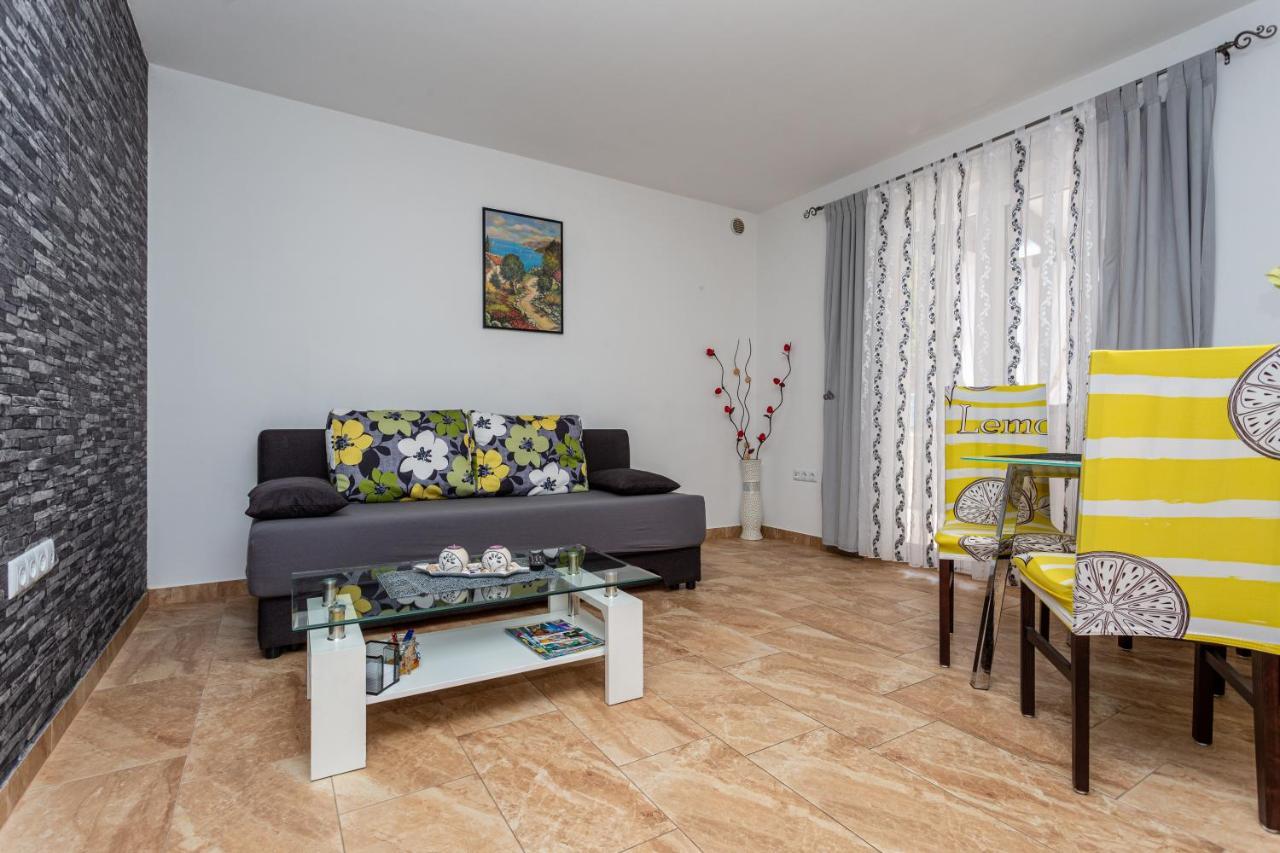 Apartment With A Private Swimming Pool, Garden & Bbq Gostinjac Esterno foto
