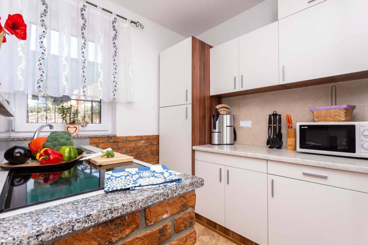 Apartment With A Private Swimming Pool, Garden & Bbq Gostinjac Esterno foto
