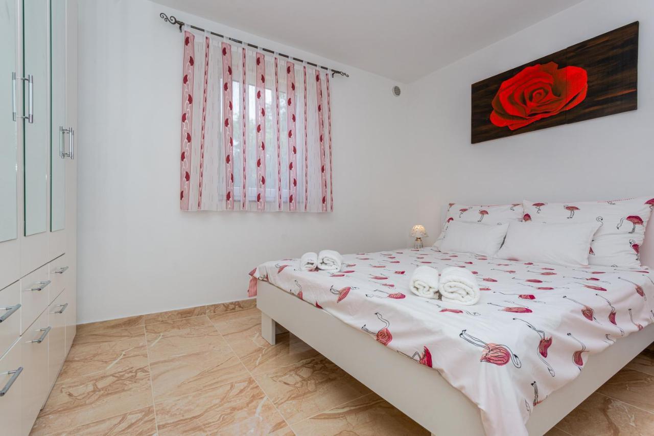 Apartment With A Private Swimming Pool, Garden & Bbq Gostinjac Esterno foto
