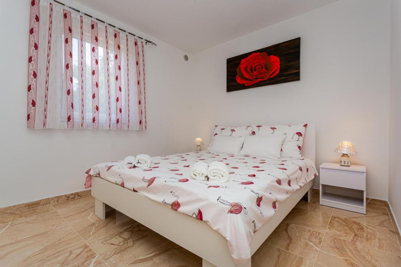 Apartment With A Private Swimming Pool, Garden & Bbq Gostinjac Esterno foto