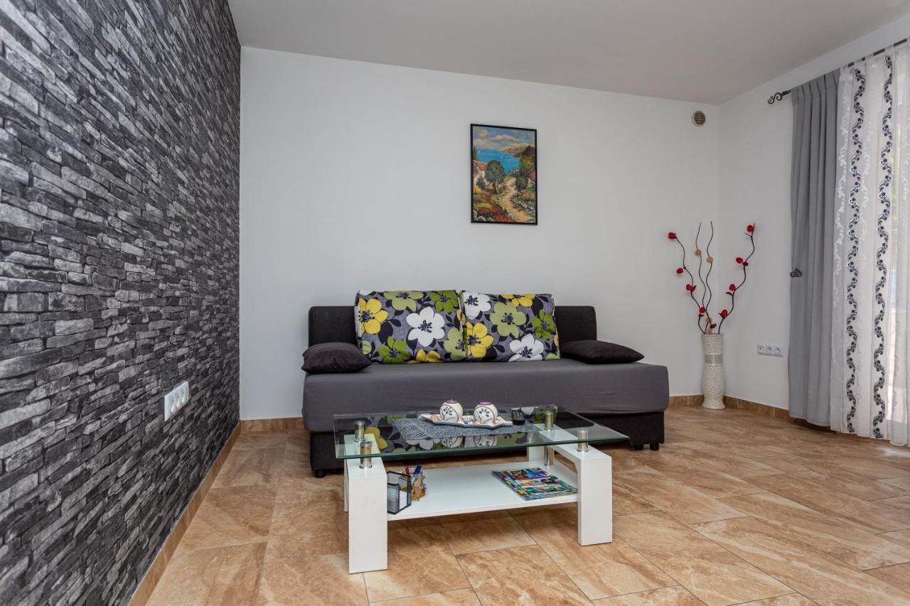 Apartment With A Private Swimming Pool, Garden & Bbq Gostinjac Esterno foto